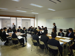 開会に先立ち挨拶をする内藤副会長